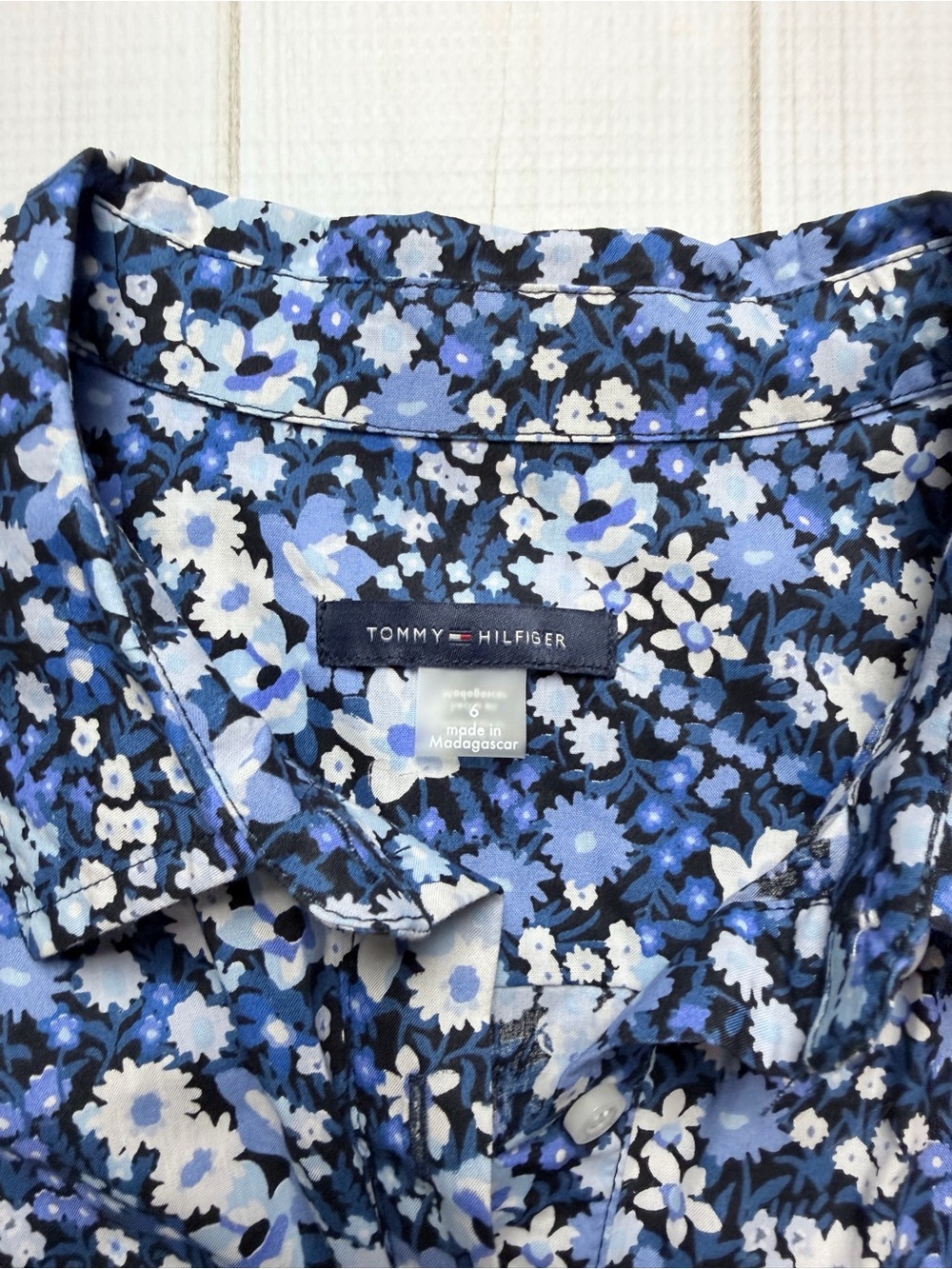 Tommy Hilfiger Blue and White Floral Button-Up Top - Picture 5 of 6